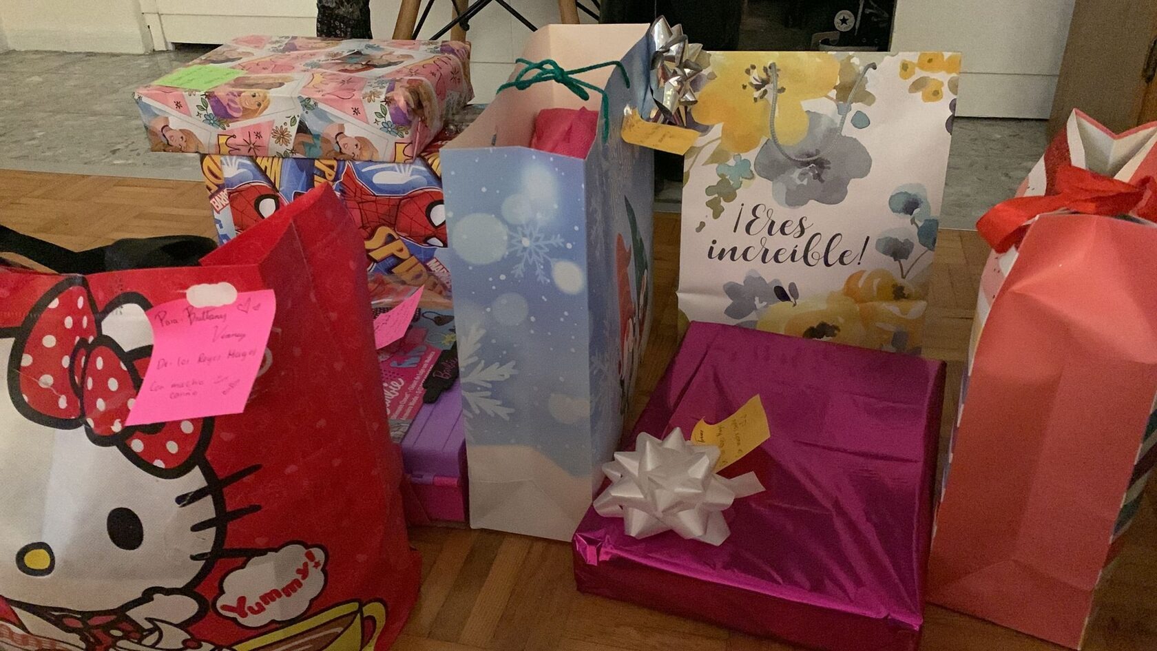 Reyes Magos entregando regalos