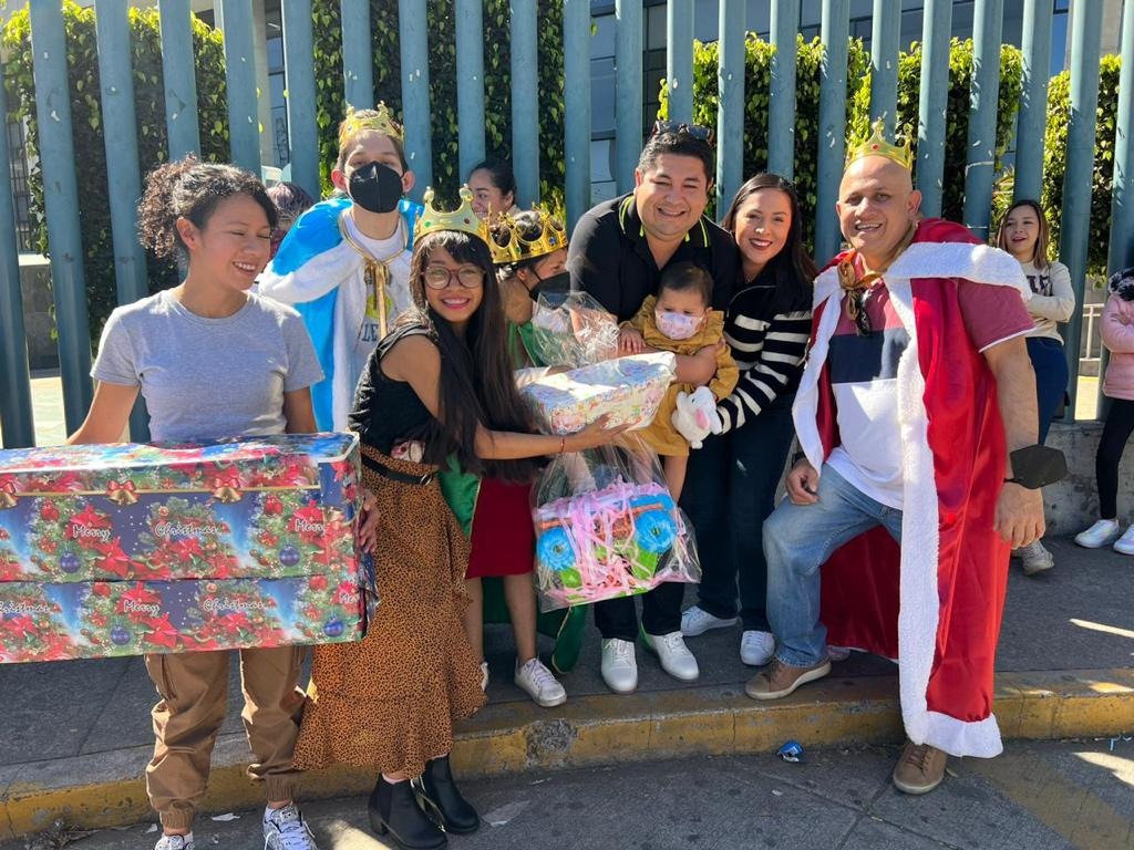 Niños recibiendo regalos